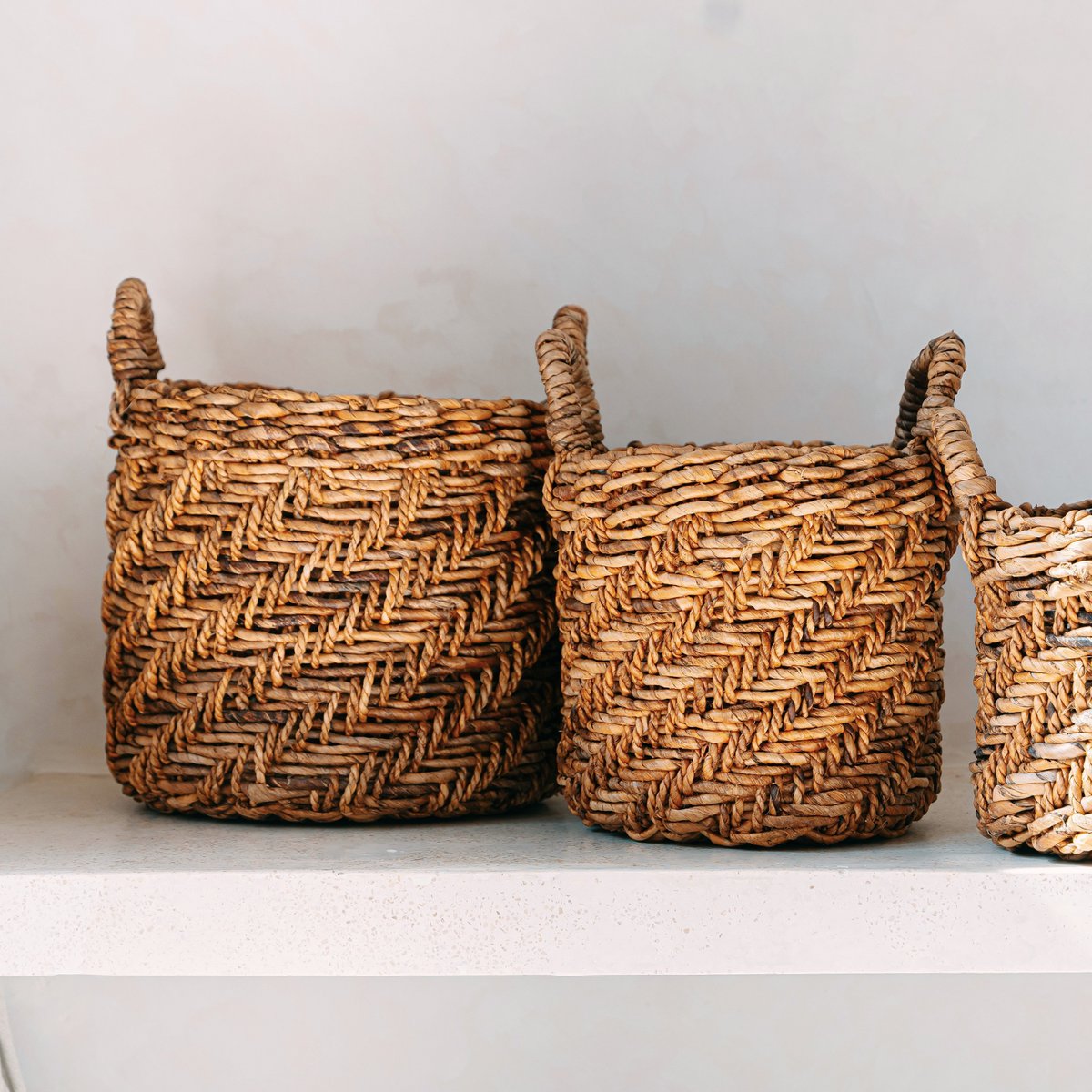 Handgefertigter Wäschekorb aus Bananenfasern im Boho-Stil
