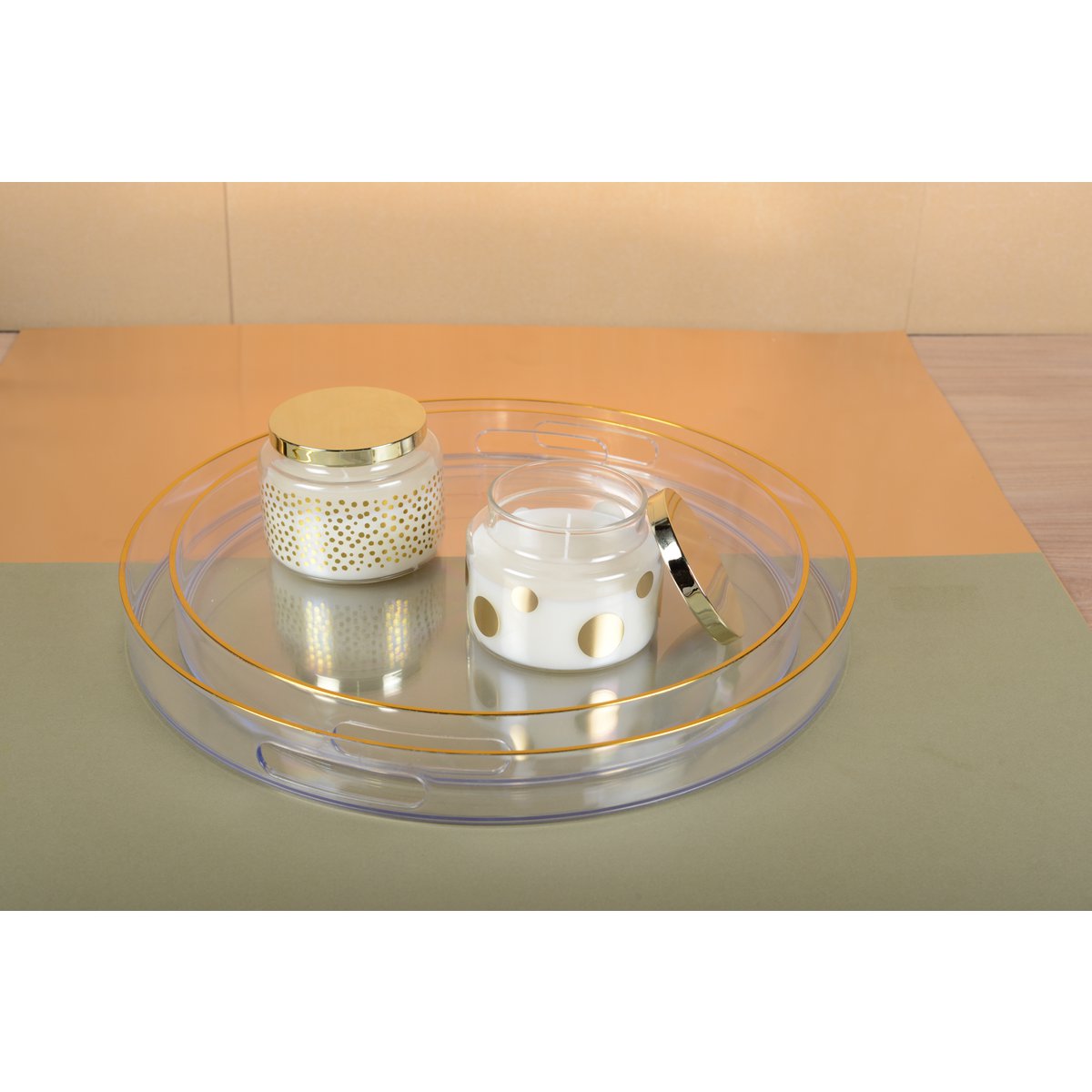 Round candle with small dots and lid