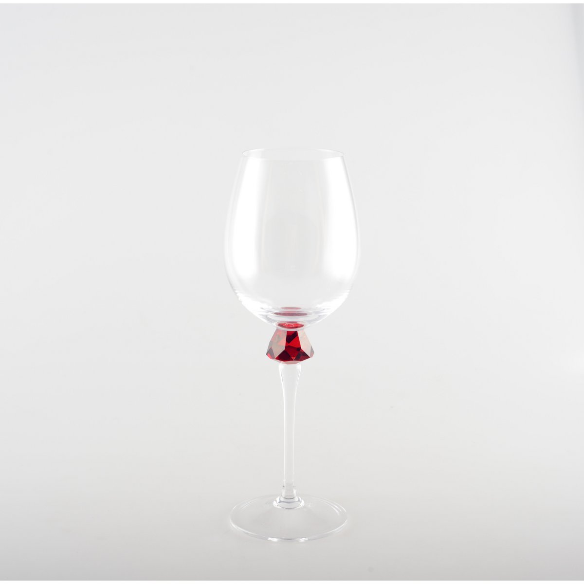 Lot of 4 wine glasses with extra accent on foot