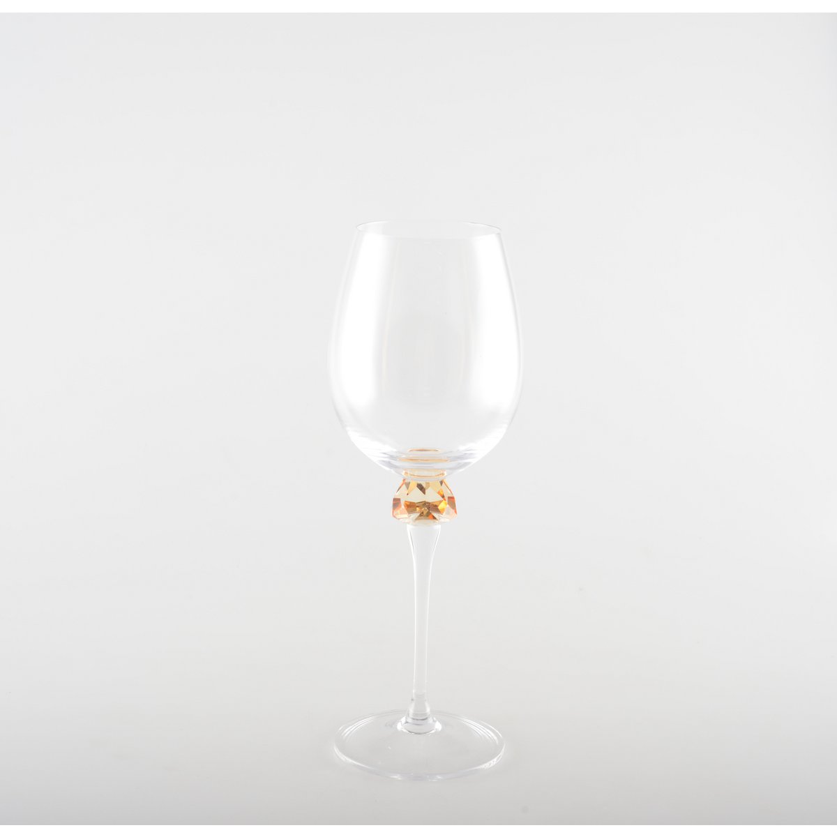 Lot of 4 wine glasses with extra accent on foot