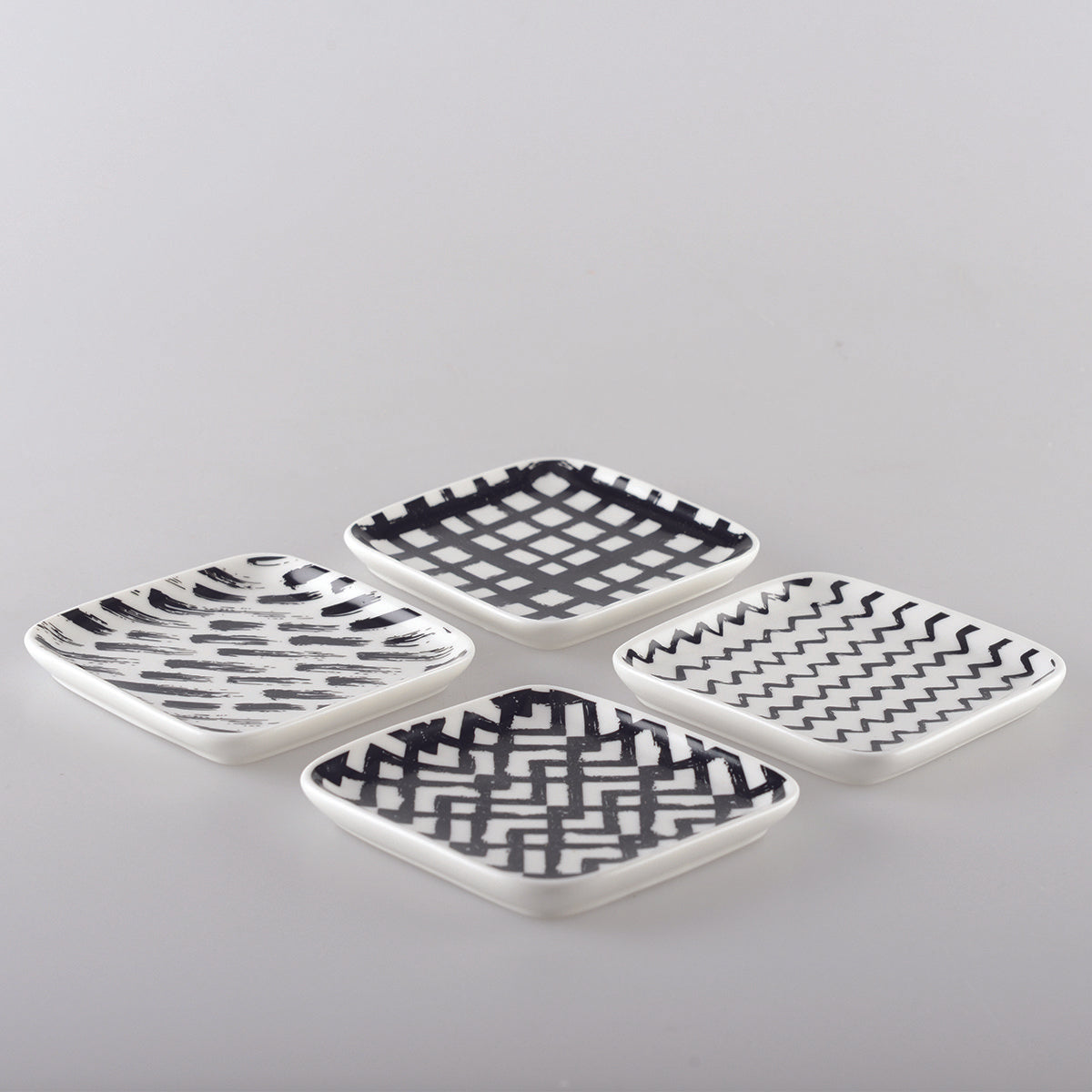 Black and white plates 9.5cm - Lot of 4