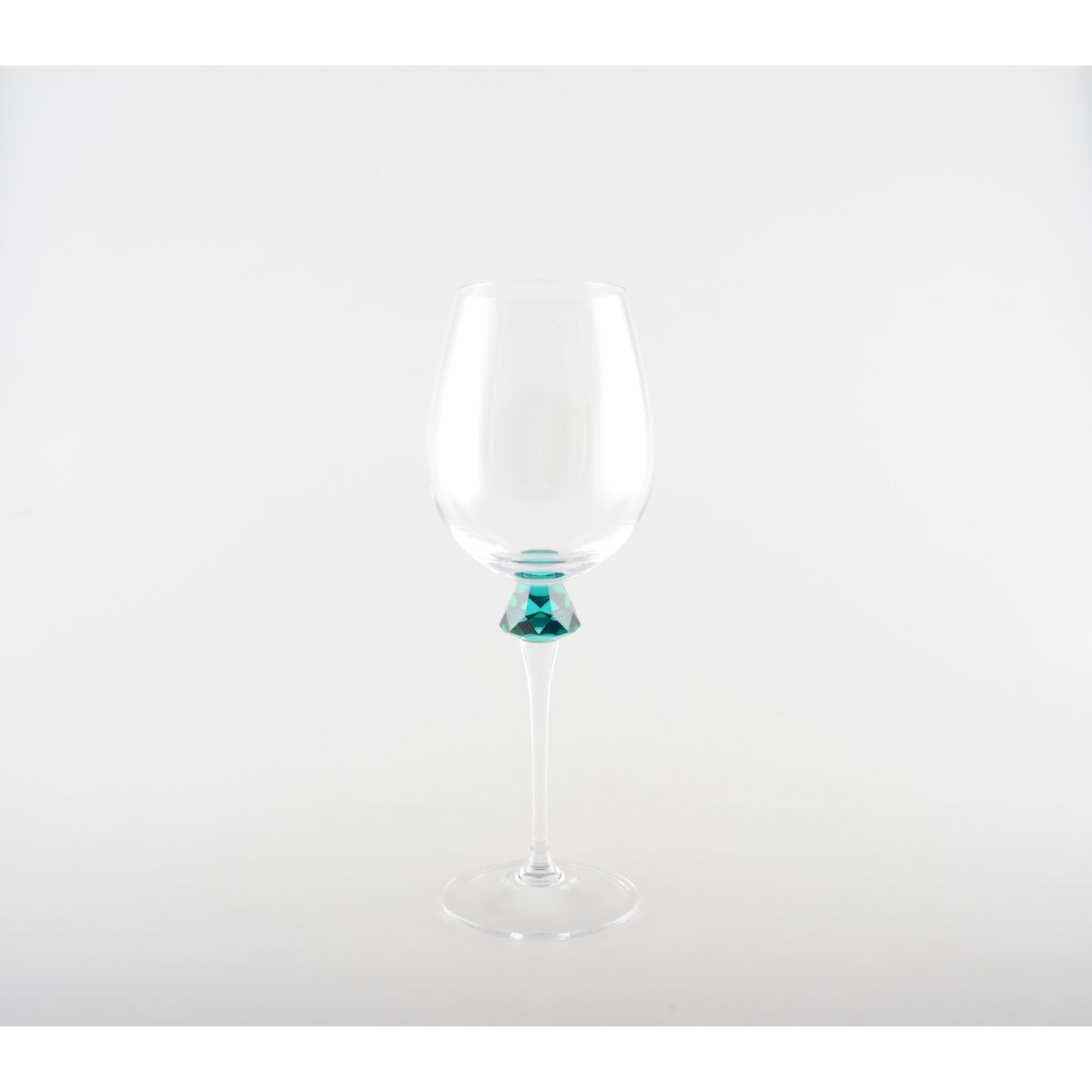 Lot of 4 wine glasses with extra accent on foot