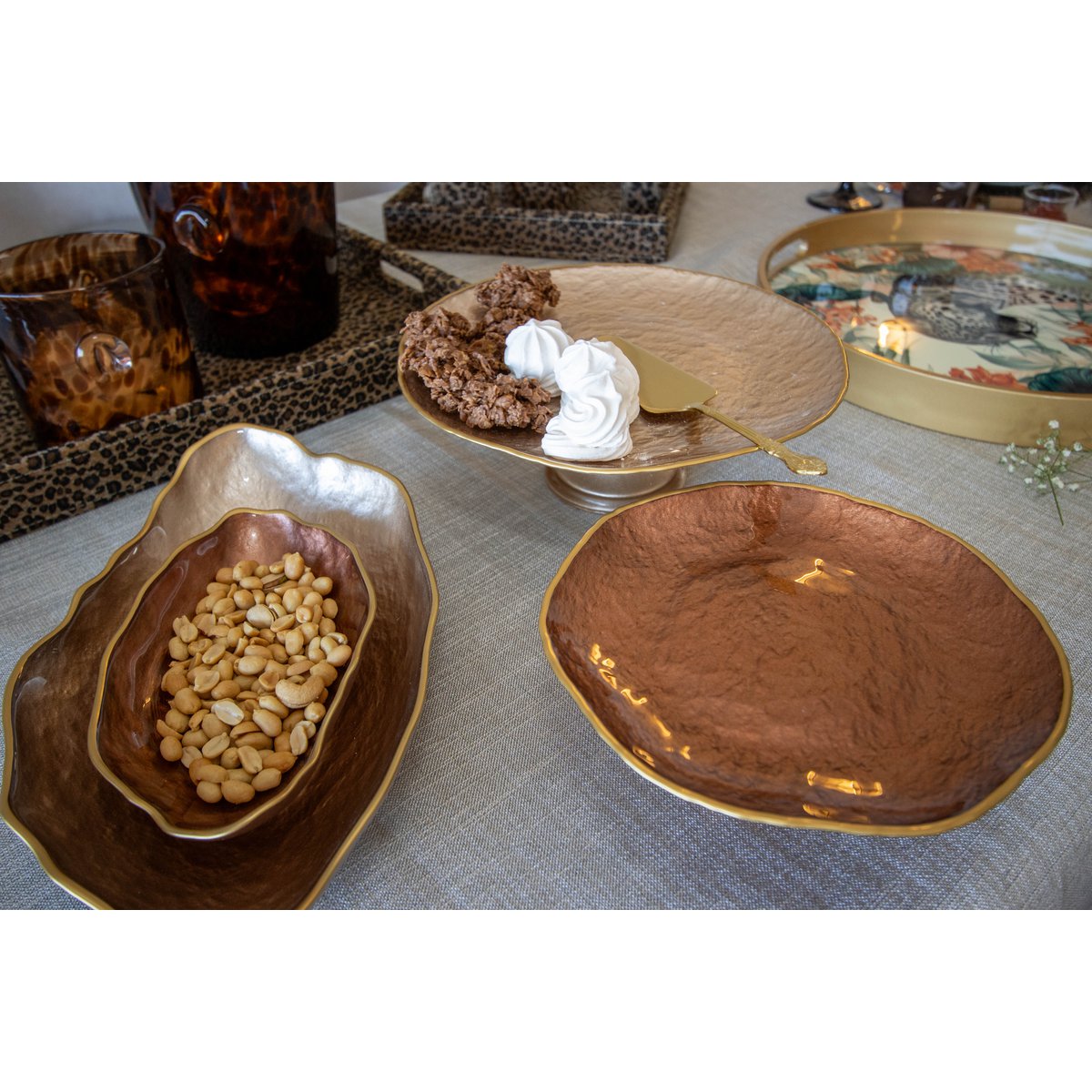 the cozy vibe - Refined chestnut glass cake stand for stylish dessert serving