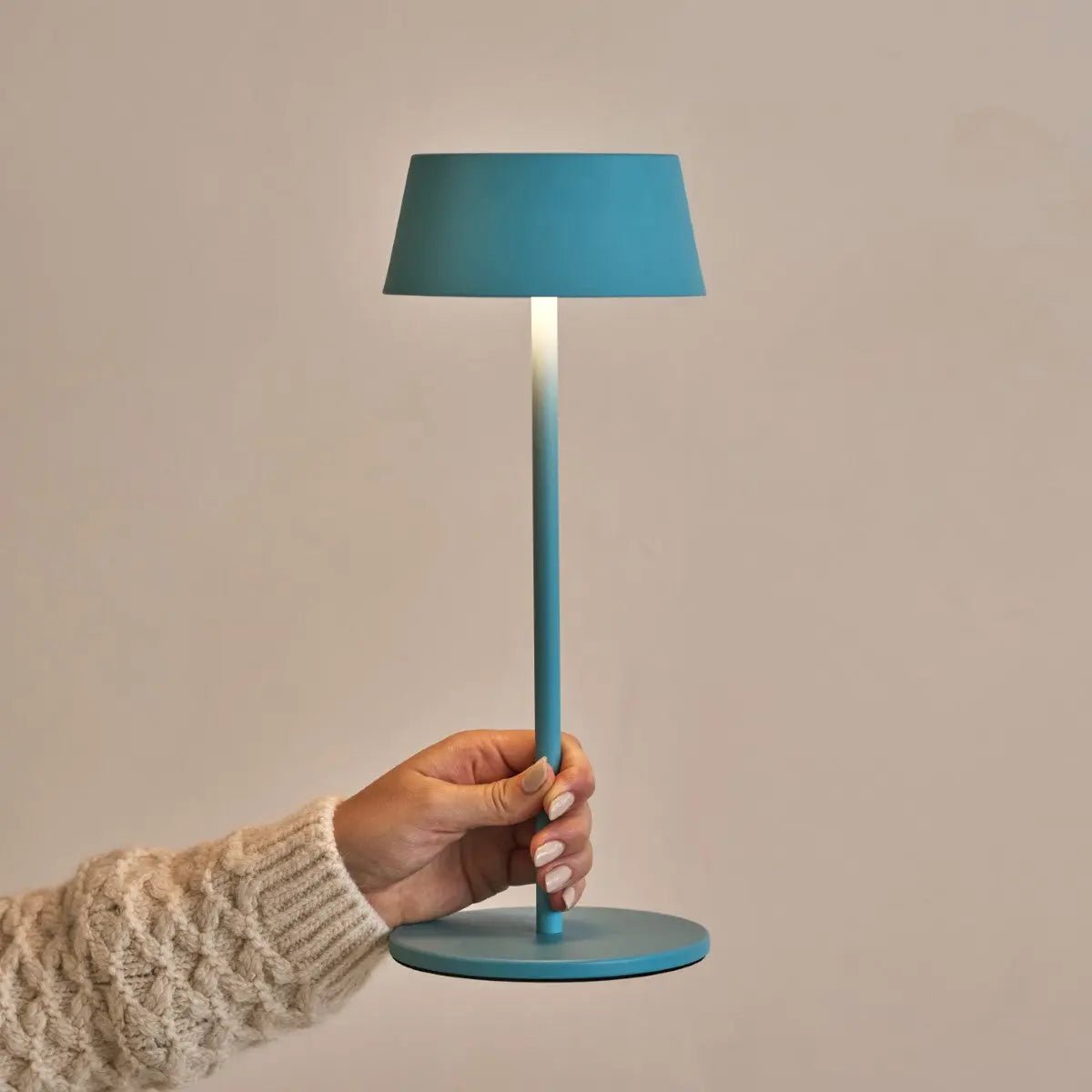 User adjusting brightness on dimmable Hugo Lamp with single touch