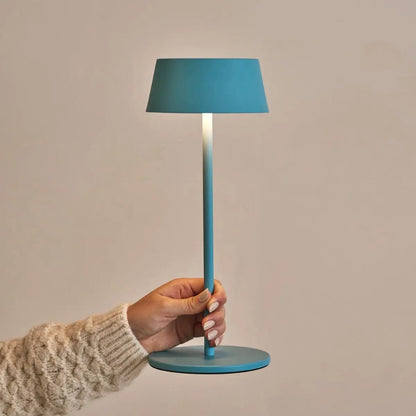 User adjusting brightness on dimmable Hugo Lamp with single touch