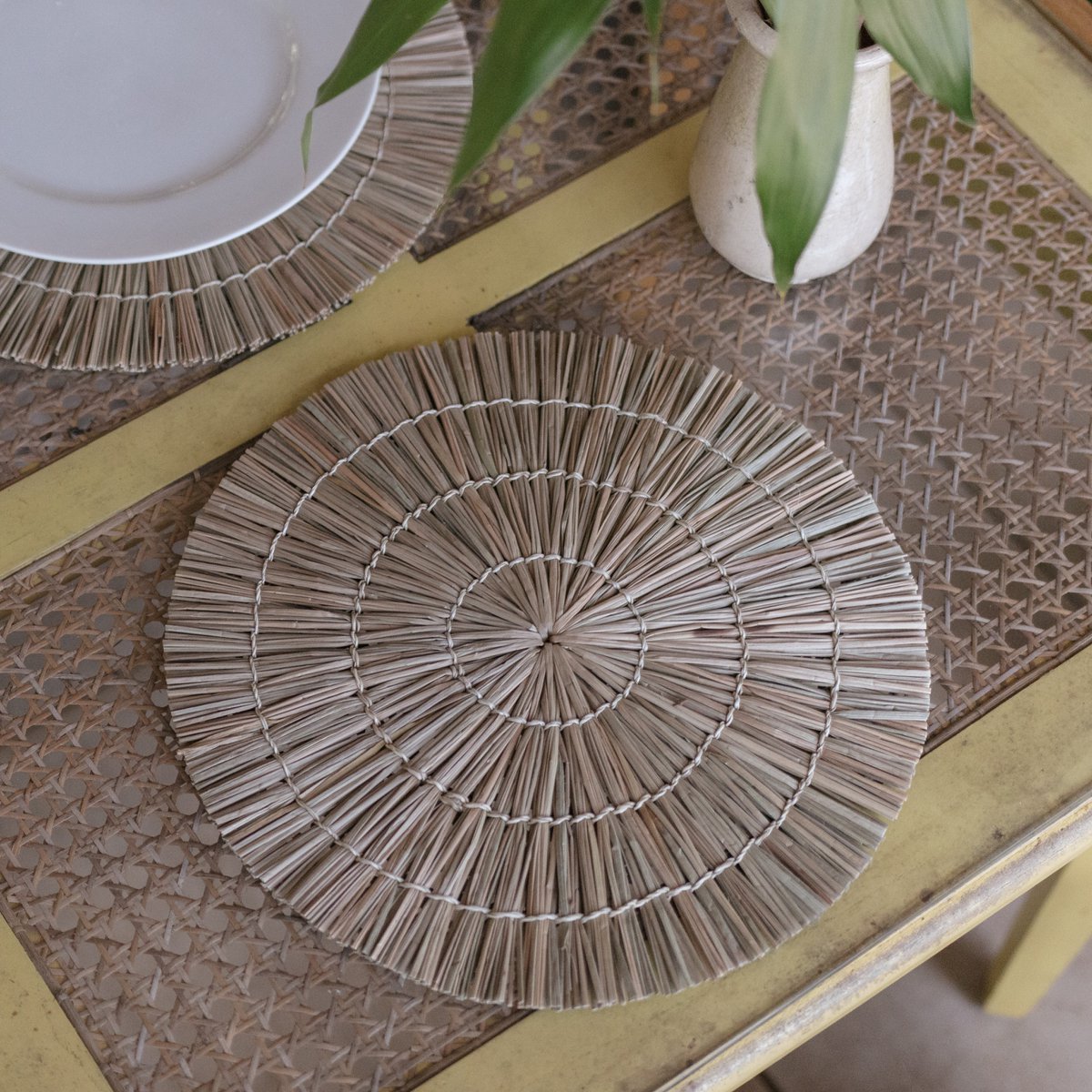 ALANG Seagrass Table Placemats Set Round 35 cm Handmade - CozyVibe.eu