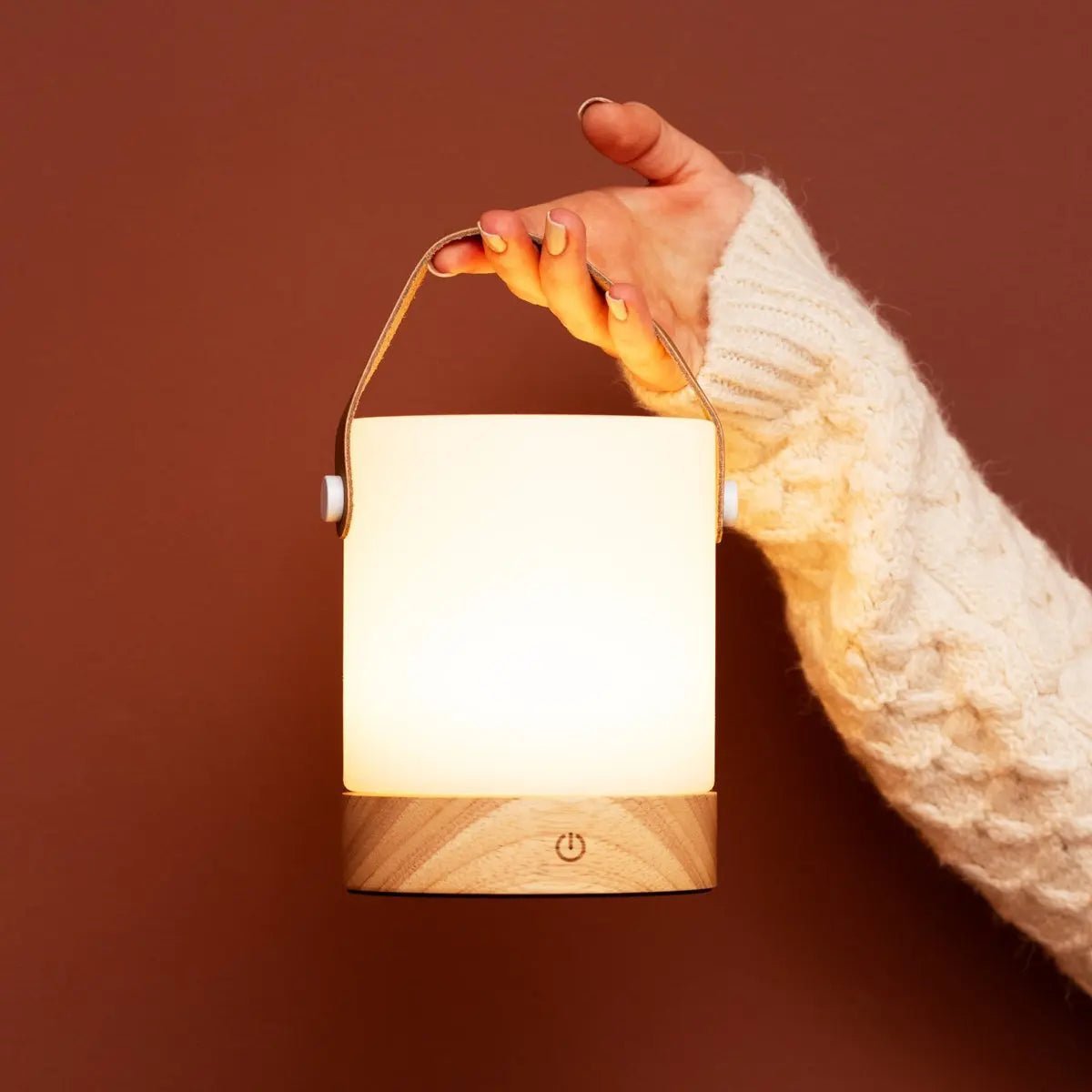 Avery Light Brown tafellamp – Oplaadbaar met leren draaggreep