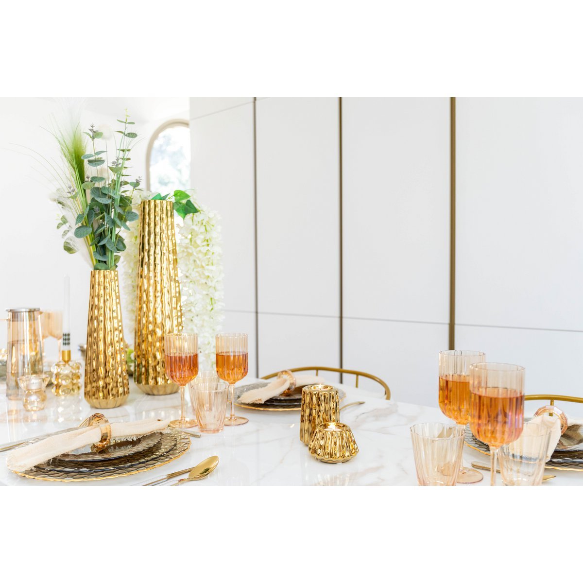 Elegante goldfarbene Vase für Wohndekoration und moderne Innenräume | CozyVibe
