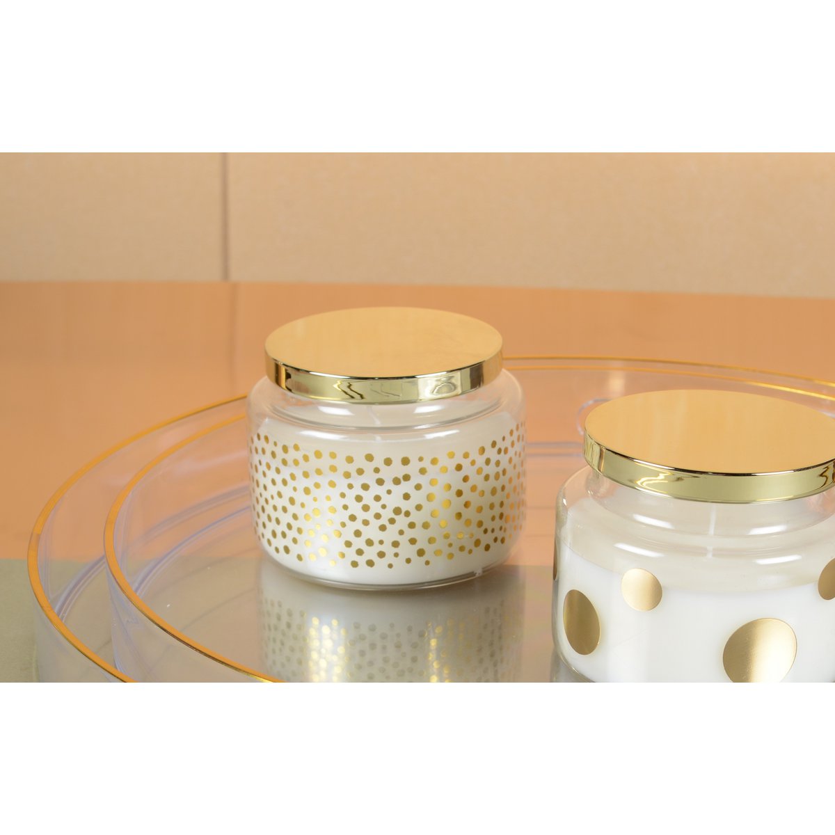 Round candle with small dots and lid