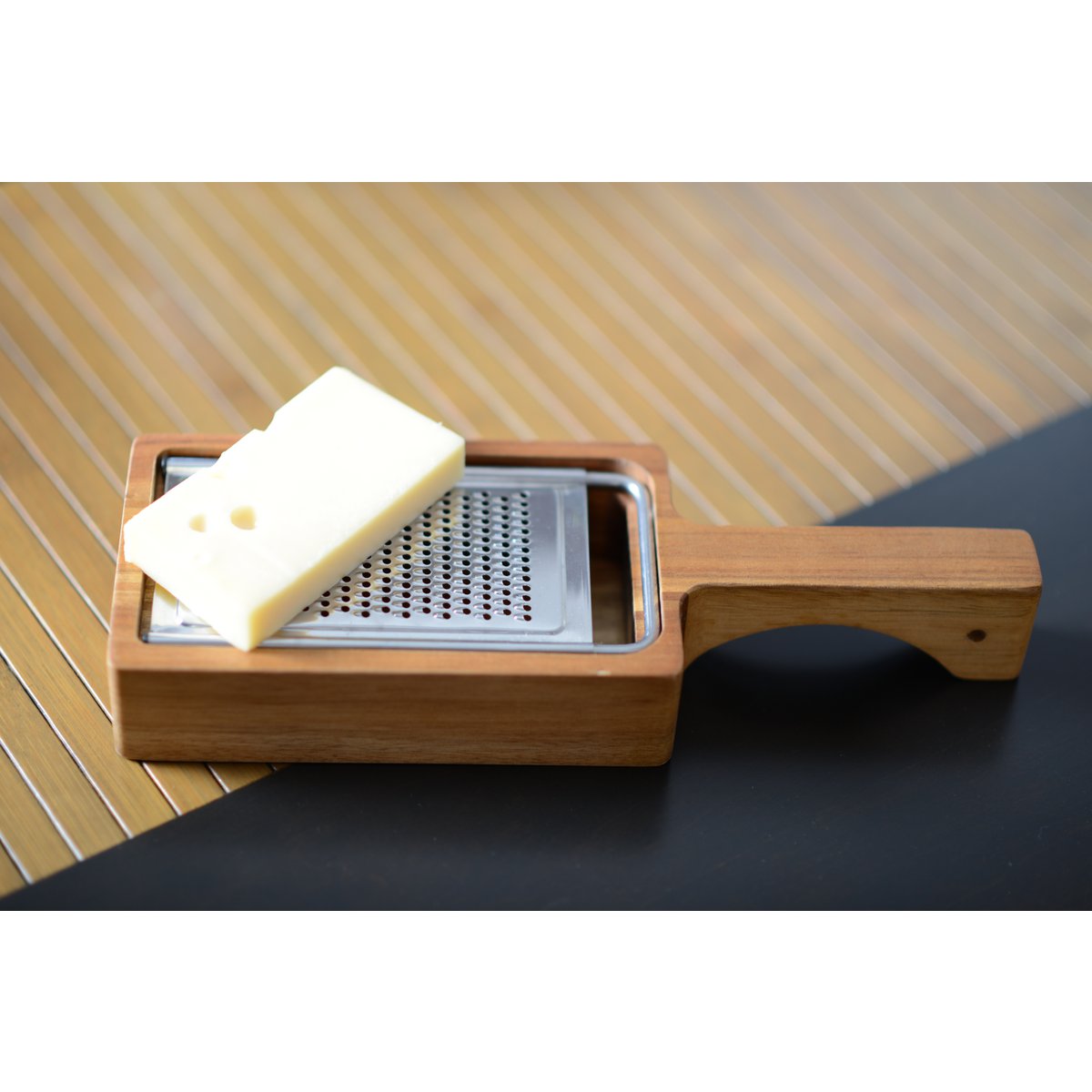Cheese Grater with Acacia Handle – Stylish & Durable Kitchen Tool - CozyVibe.eu