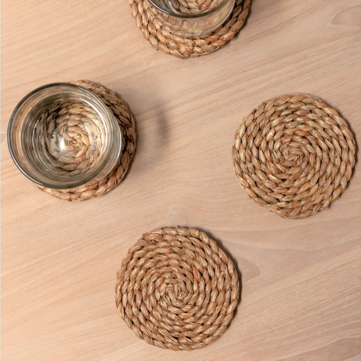SUKU – handgefertigte runde Untersetzer aus geflochtenem Seegras, 4er- oder 8er-Set – CozyVibe.eu
