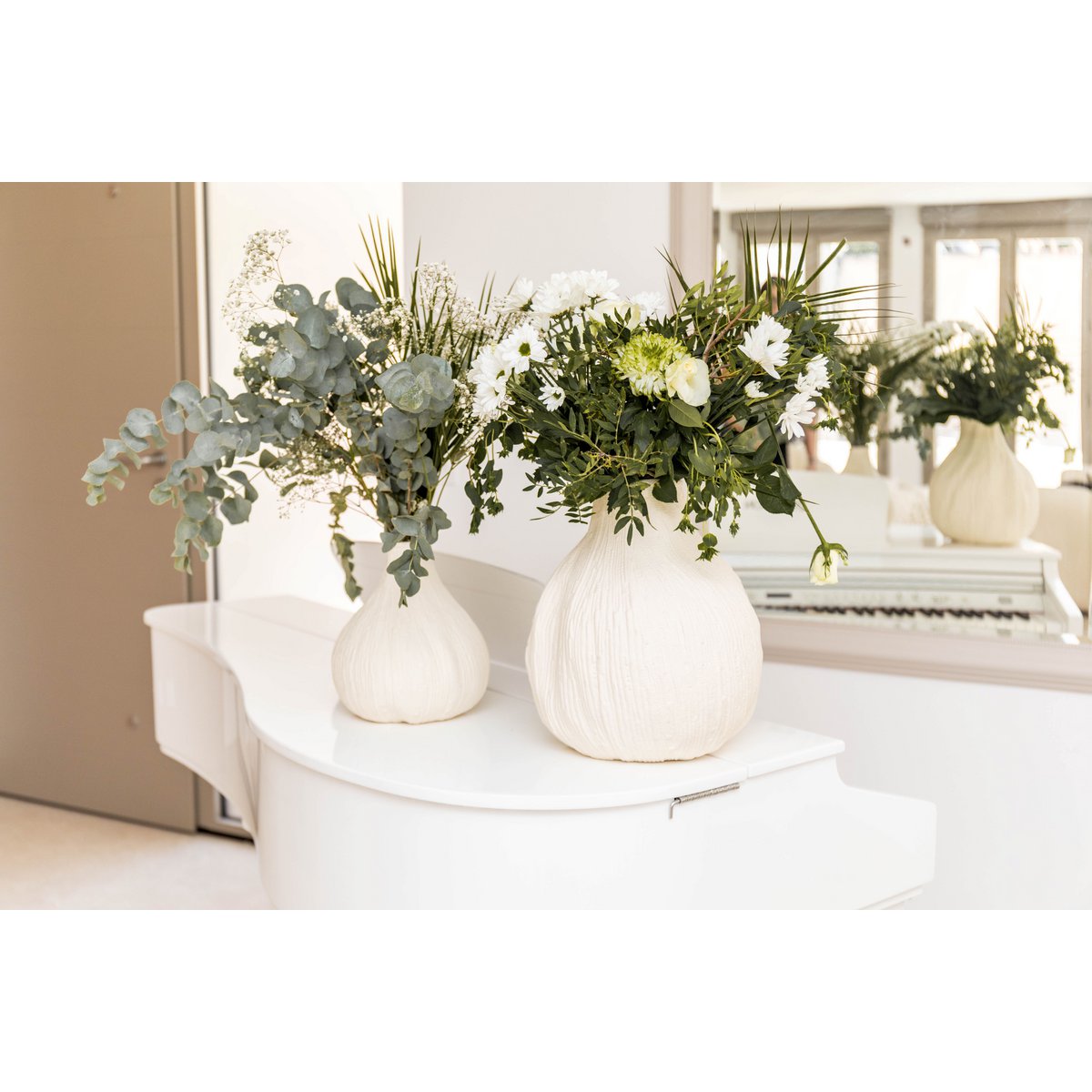 Weiße runde Keramikvase aus der Kollektion Cremeux Grand als stilvolles Wohnaccessoire | CozyVibe