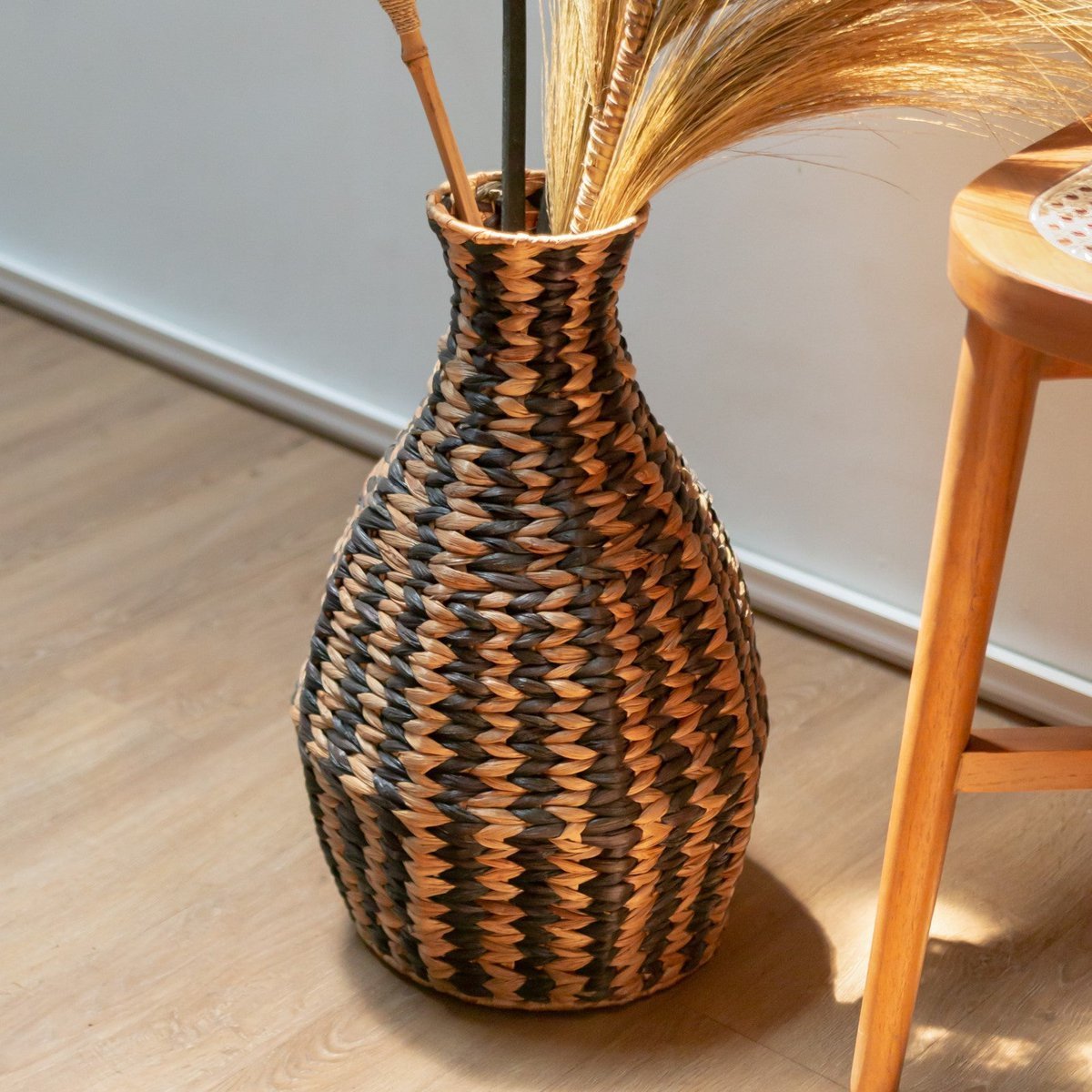 DAYANA Boho Vase – Handwoven Black Water Hyacinth - CozyVibe.eu