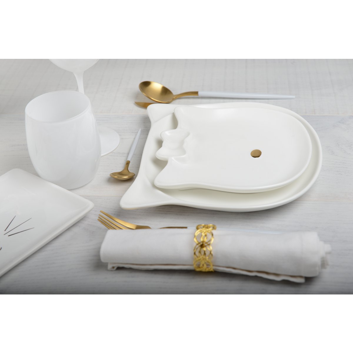 White dessert plate, cat shape, golden nose