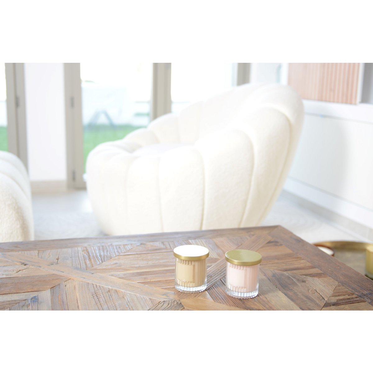 Candle with pink coconut scent and golden