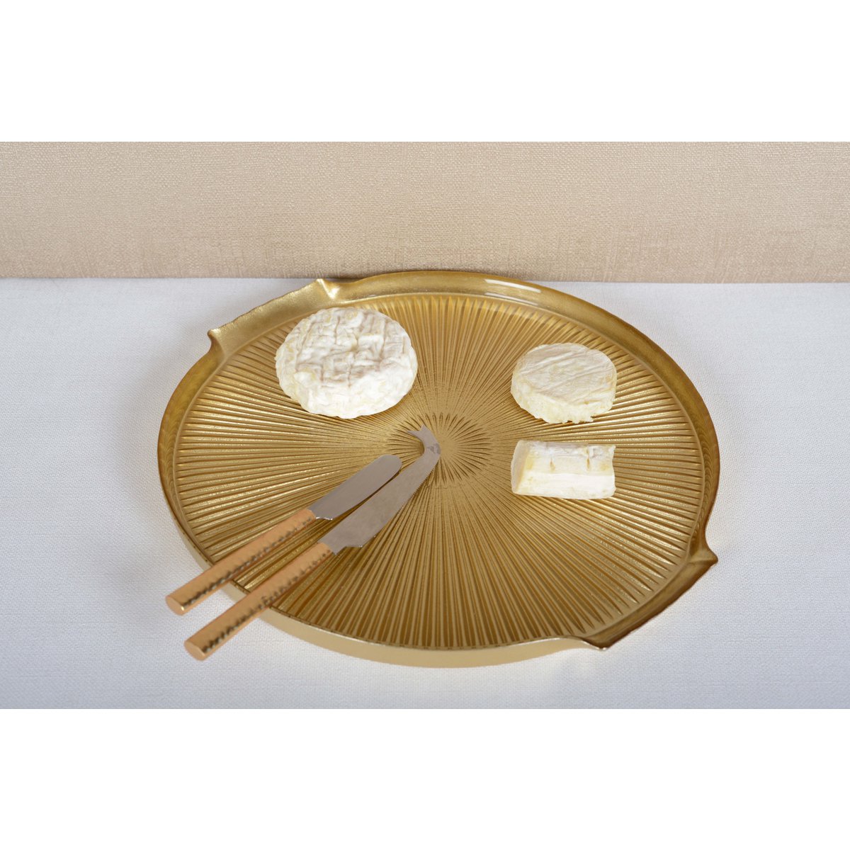 Goldfarbene Glas-Servierplatte – für Käse und Vorspeisen – CozyVibe.eu