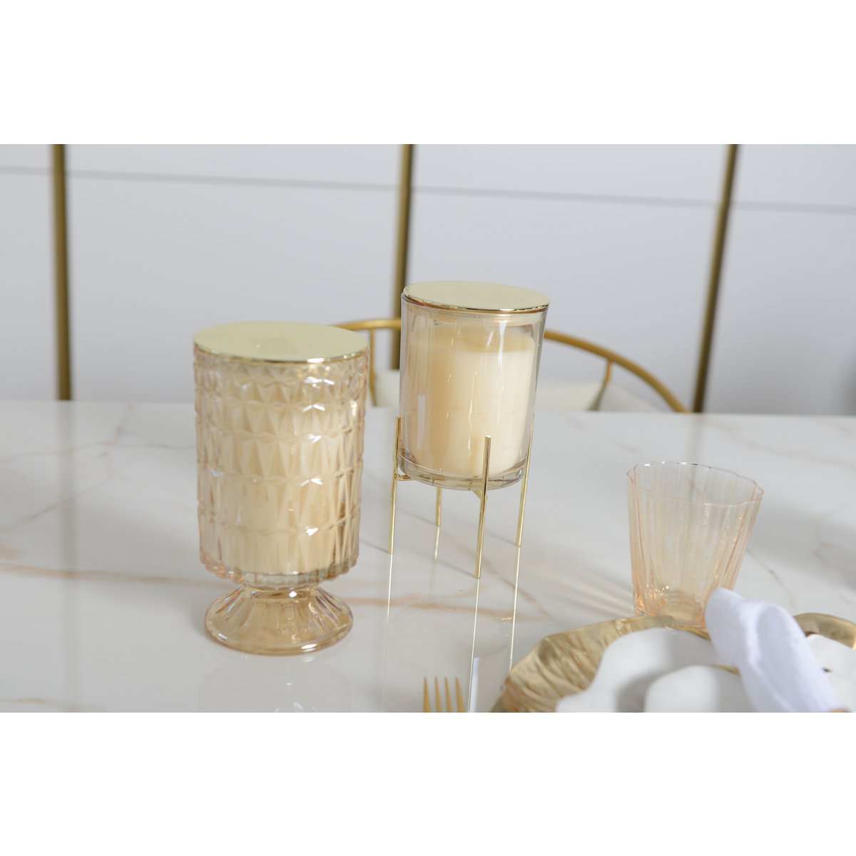 Goldfarbene Kerze mit Vanilleduft auf goldfarbenem Metallständer, 10x10x17.5cm – CozyVibe.eu
