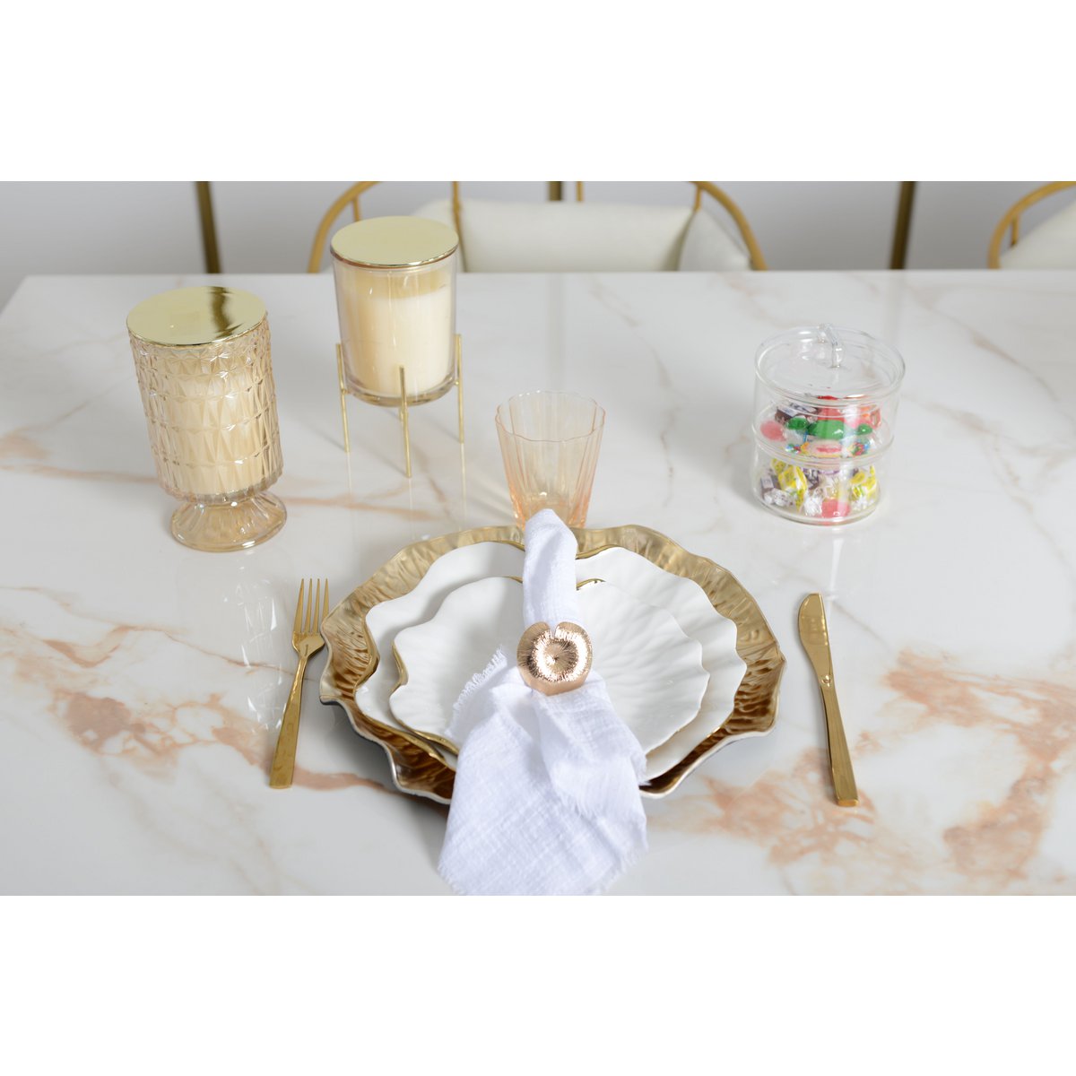 Goldfarbene Kerze mit Vanilleduft auf goldfarbenem Metallständer, 10x10x17.5cm – CozyVibe.eu