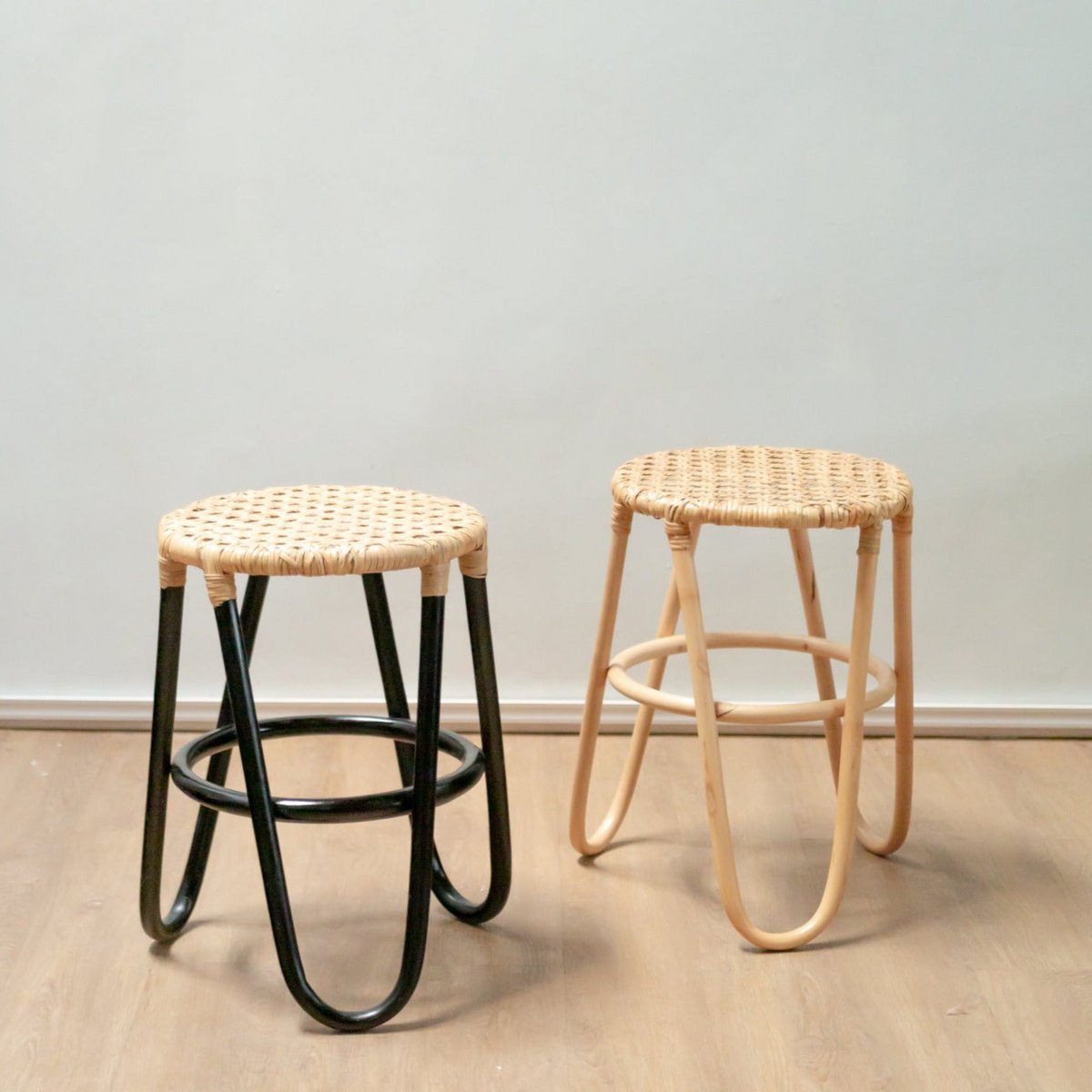 KOLAKA Rattan Stool Black Ø35 cm – Handmade Round Woven Seat - CozyVibe.eu