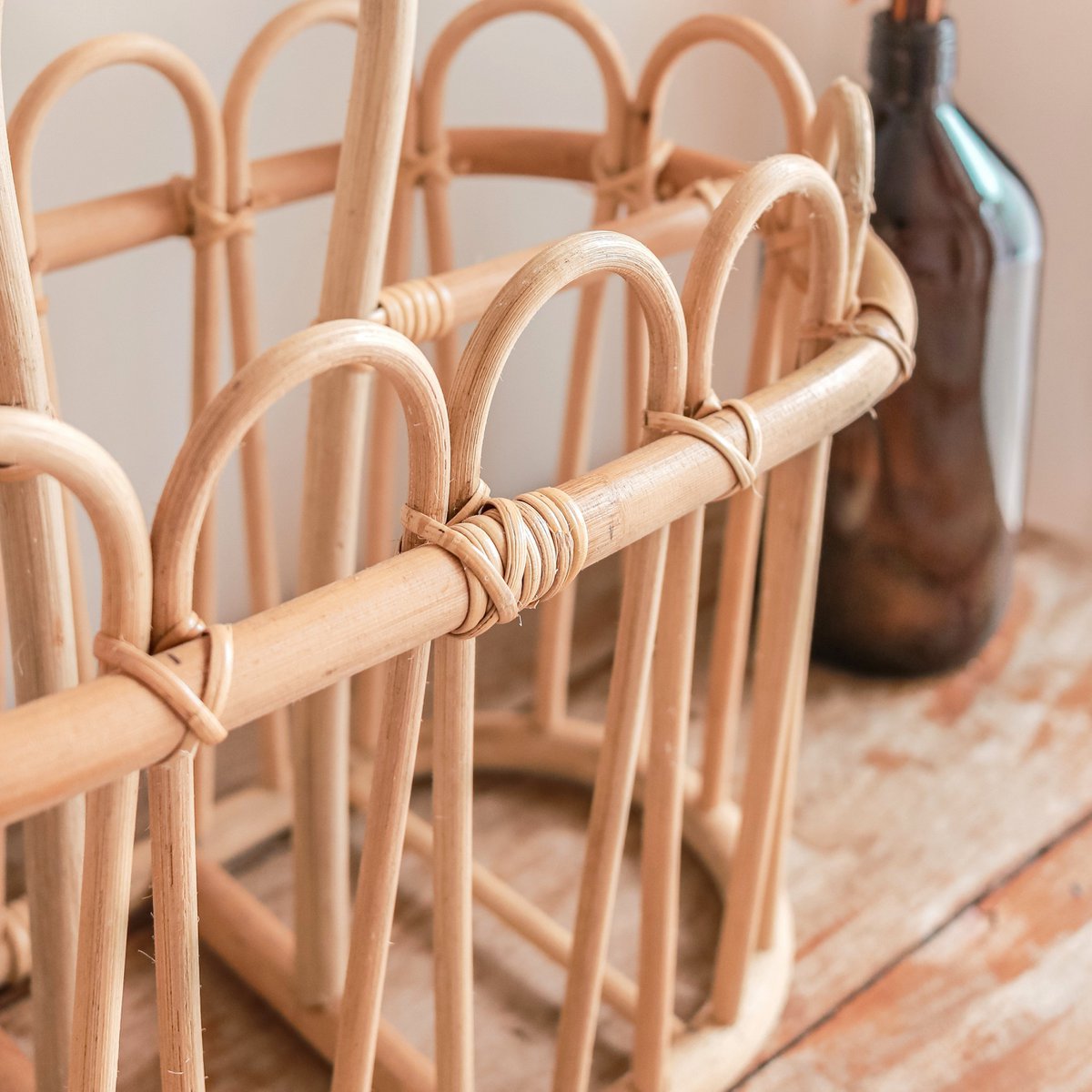 Kuno rattan basket with handwoven arcs for decorative use
