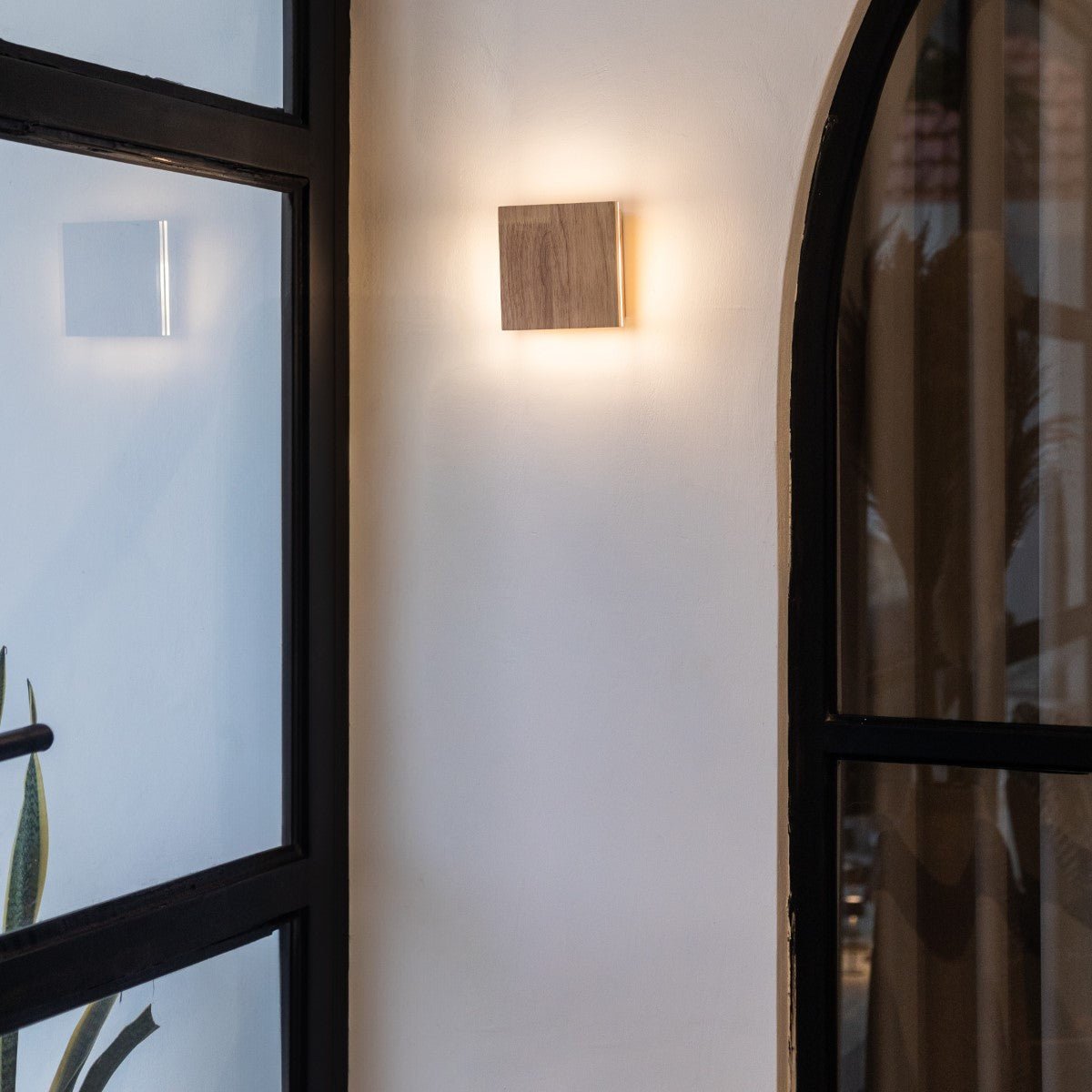 CozyVibe Lane wooden wall light, rechargeable and cordless
