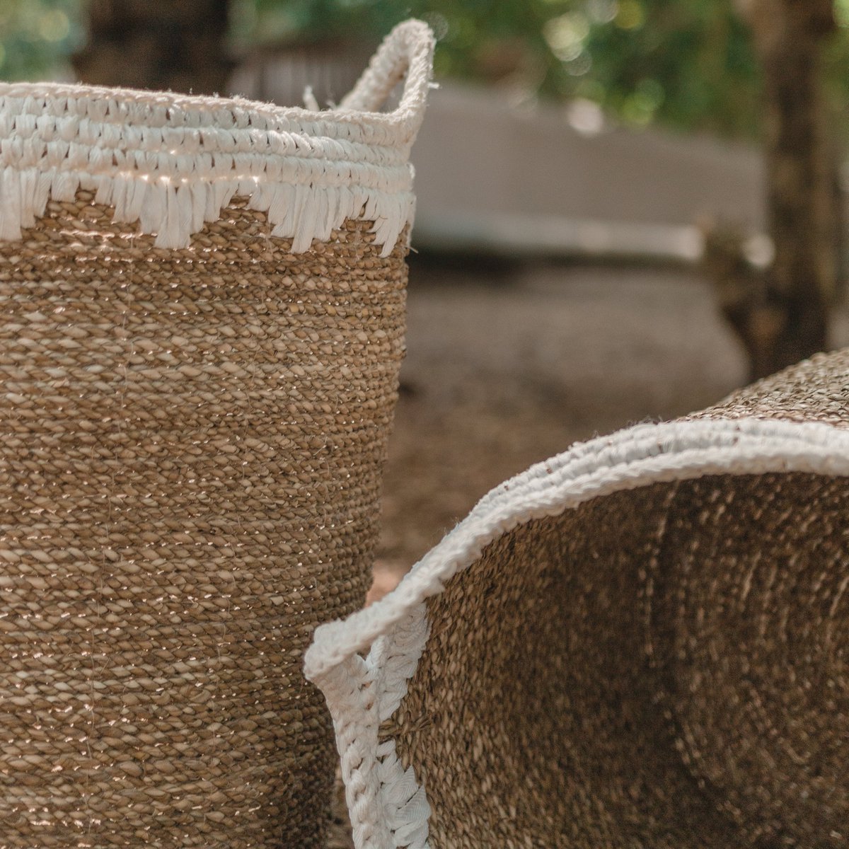 NIAS – großer runder Wäschekorb, Aufbewahrungskorb und Pflanzenkorb aus geflochtenen Naturfasern, weiß (2 Größen) – CozyVibe.eu