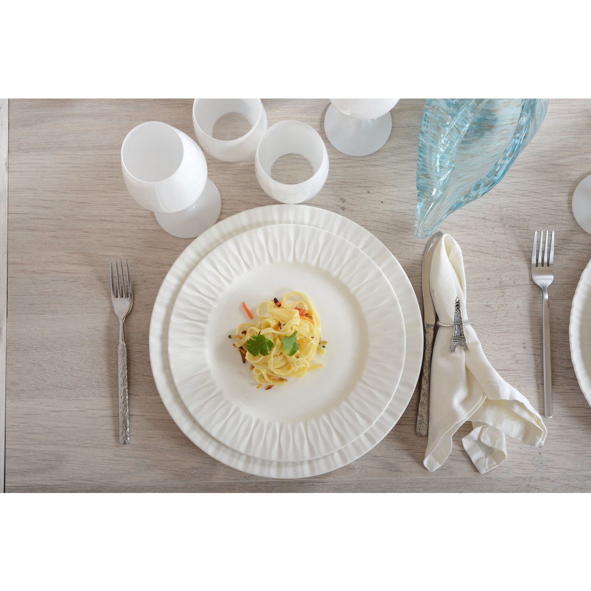 Weißer flacher Teller Lilia, 26.5X26.5X2.3CM – CozyVibe.eu