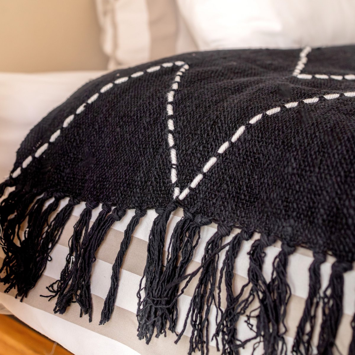 LINGGAH plaid – Zwart katoen met wit zigzagborduursel