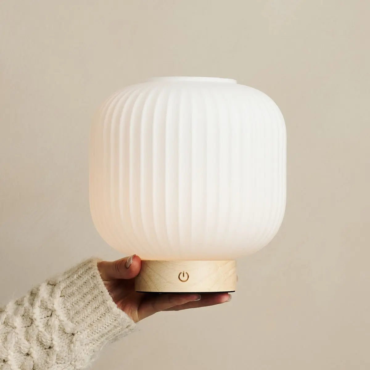 Lyla Unique tafellamp – Oplaadbaar met houten voet