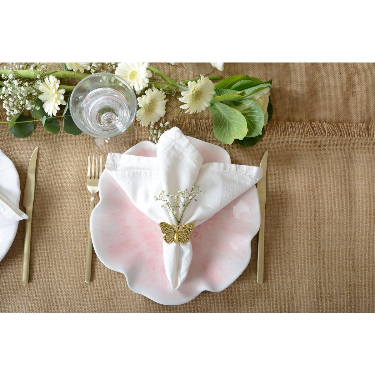 Rosafarbener Melaminteller mit zartem Blumenmuster