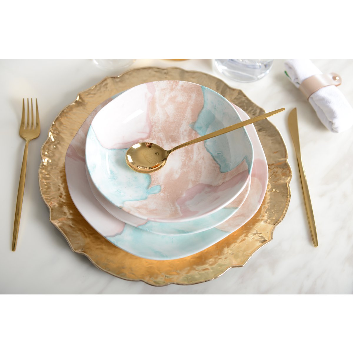Porzellanschale mit lebhaftem mehrfarbigem Design