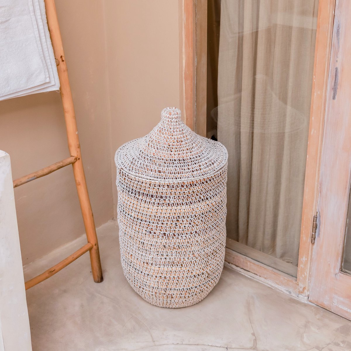 Natural Banana Fibre Laundry Basket KAJA with lid and white weave