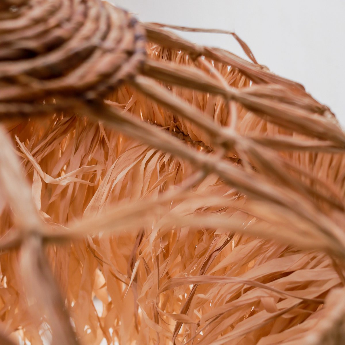 Natural Raffia Pendant Lamp KAWI basket ideal for dining area