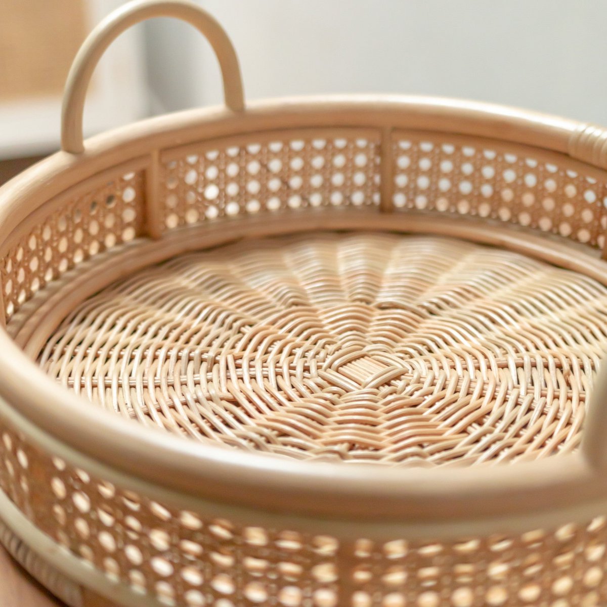 NEIRA Rattan Tray – Round Handmade Beige Decorative Serving Tray - CozyVibe.eu