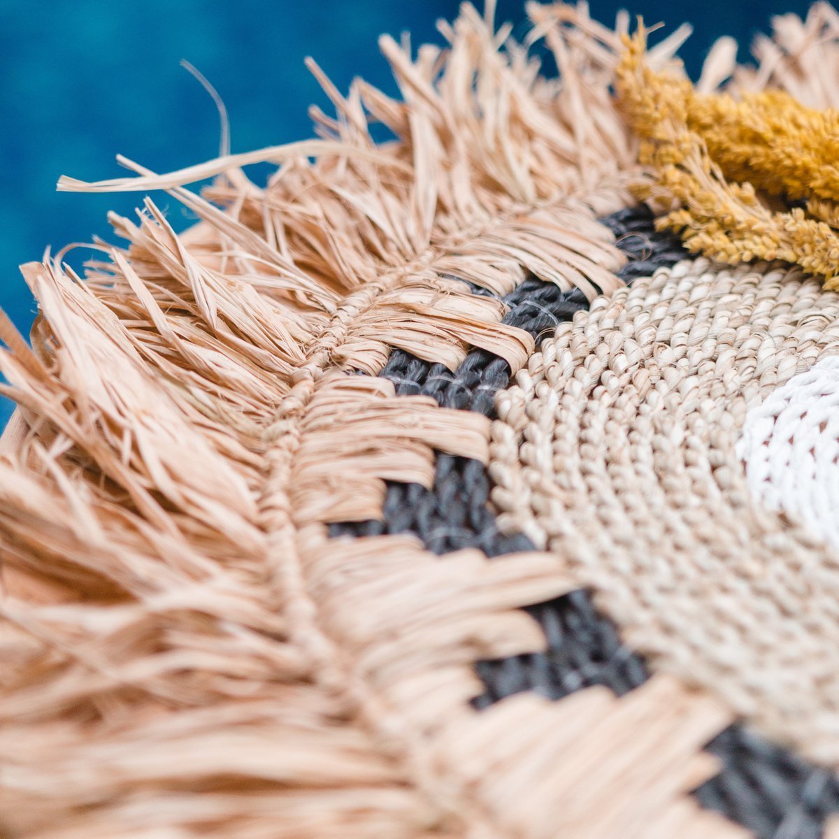 PAGU – Tischset, 45 cm (2er-, 4er- oder 6er-Set) | Boho-Tischset aus Raffia mit Fransen – CozyVibe.eu