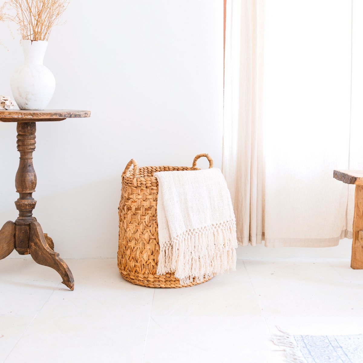 RAJA Round Woven Laundry Basket – Large Boho Water Hyacinth Hamper - CozyVibe.eu