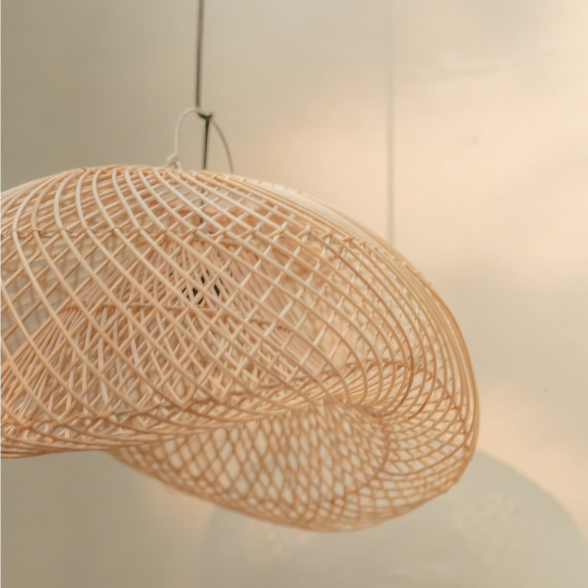 CozyVibe – Boho-Rattanleuchte als Wohnzimmerdekoration