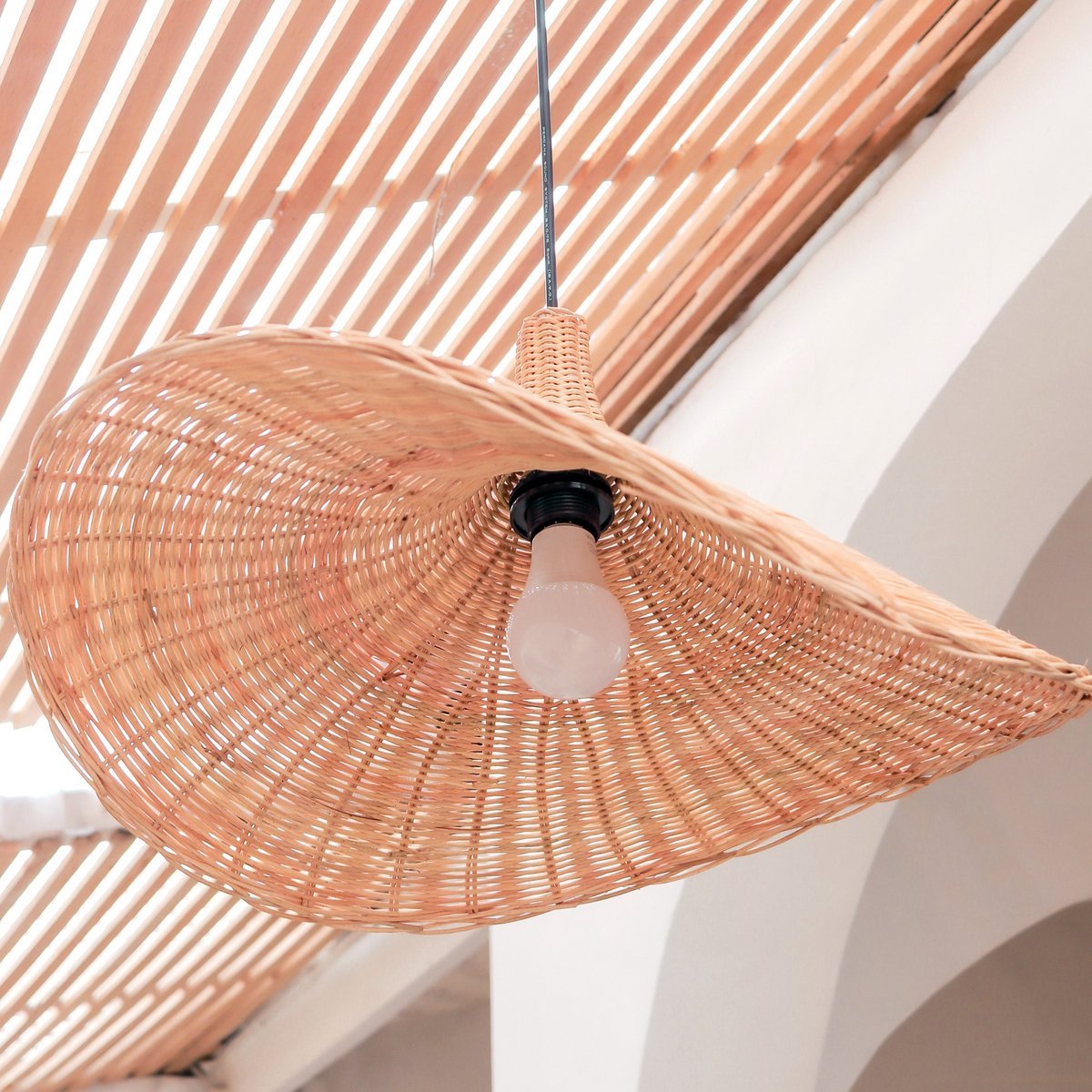Rattan-Pendelleuchte im modernen Stil als Wohnzimmerdekoration von CozyVibe