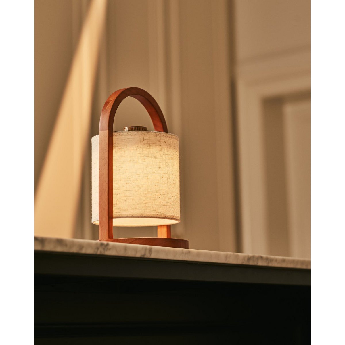 River Chestnut Lamp – Wooden rechargeable lamp for cozy bedside ambiance