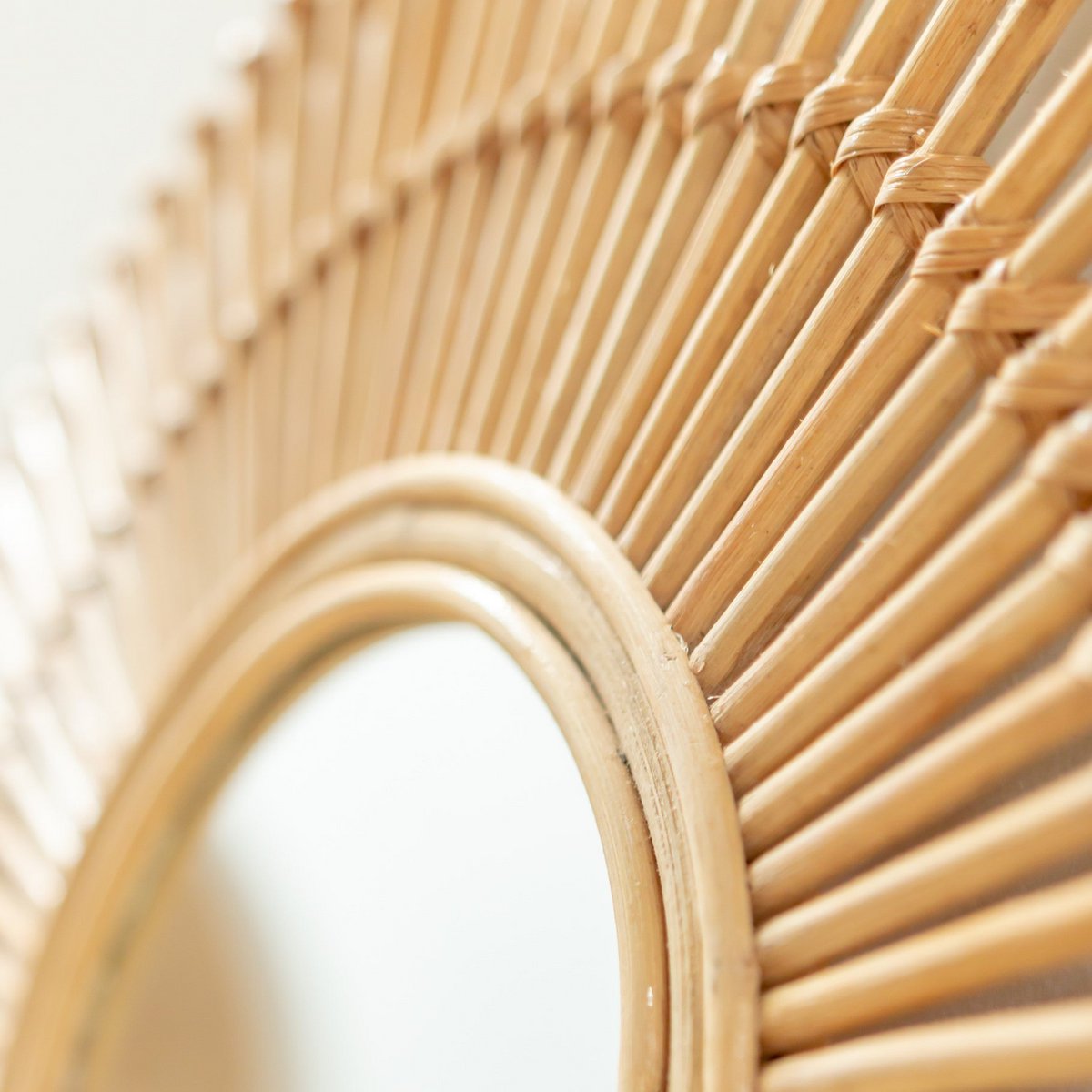 CozyVibe – handgefertigter Rattanspiegel als Wohnzimmerdekoration
