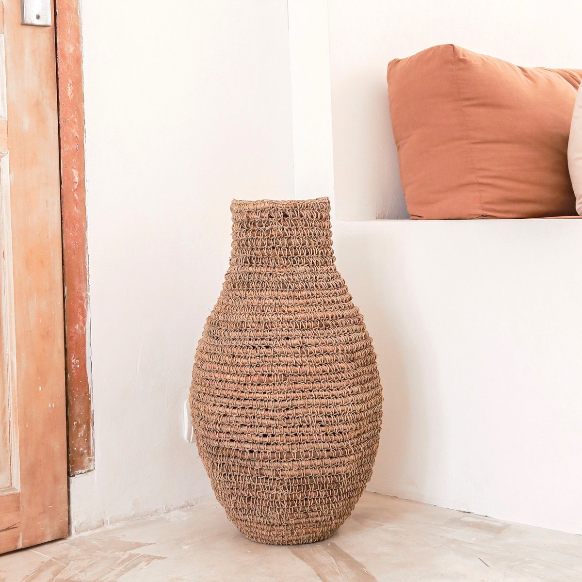 Sakra Boho-Vase – geflochtene Dekoration aus Bananenfasern und Raffia – CozyVibe.eu