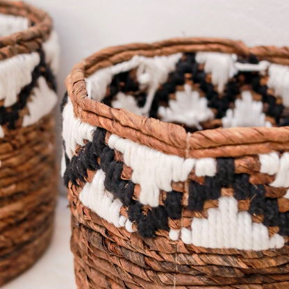 Small Basket Round for Plants or as Storage Basket | Woven Boho Basket SADARA with Macrame Pattern - CozyVibe.eu