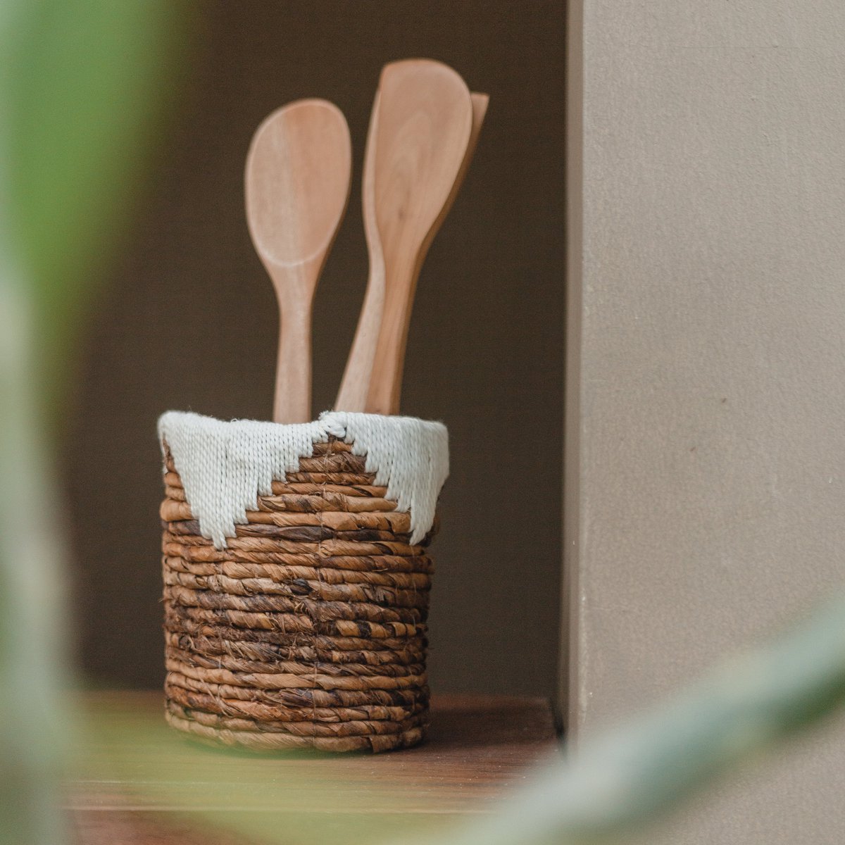 MENIK – kleiner Seegraskorb | Pflanzenkorb | geflochtener Boho-Korb | Übertopf | runder Blumenkorb | Makramee-Korb – CozyVibe.eu