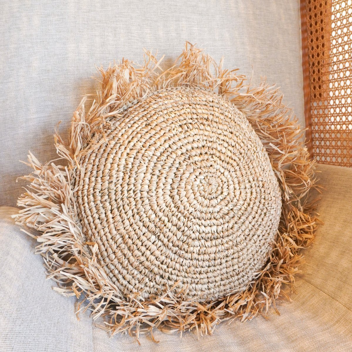 TARAKAN Cushion – Round Raffia Pillow with Fringes - CozyVibe.eu