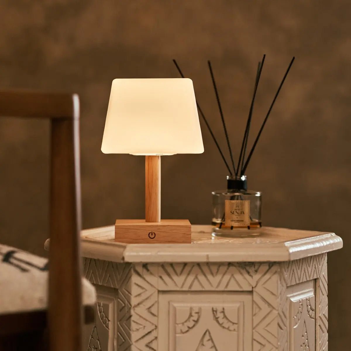 Tommy Light Brown – Cordless table lamp with natural rubberwood base