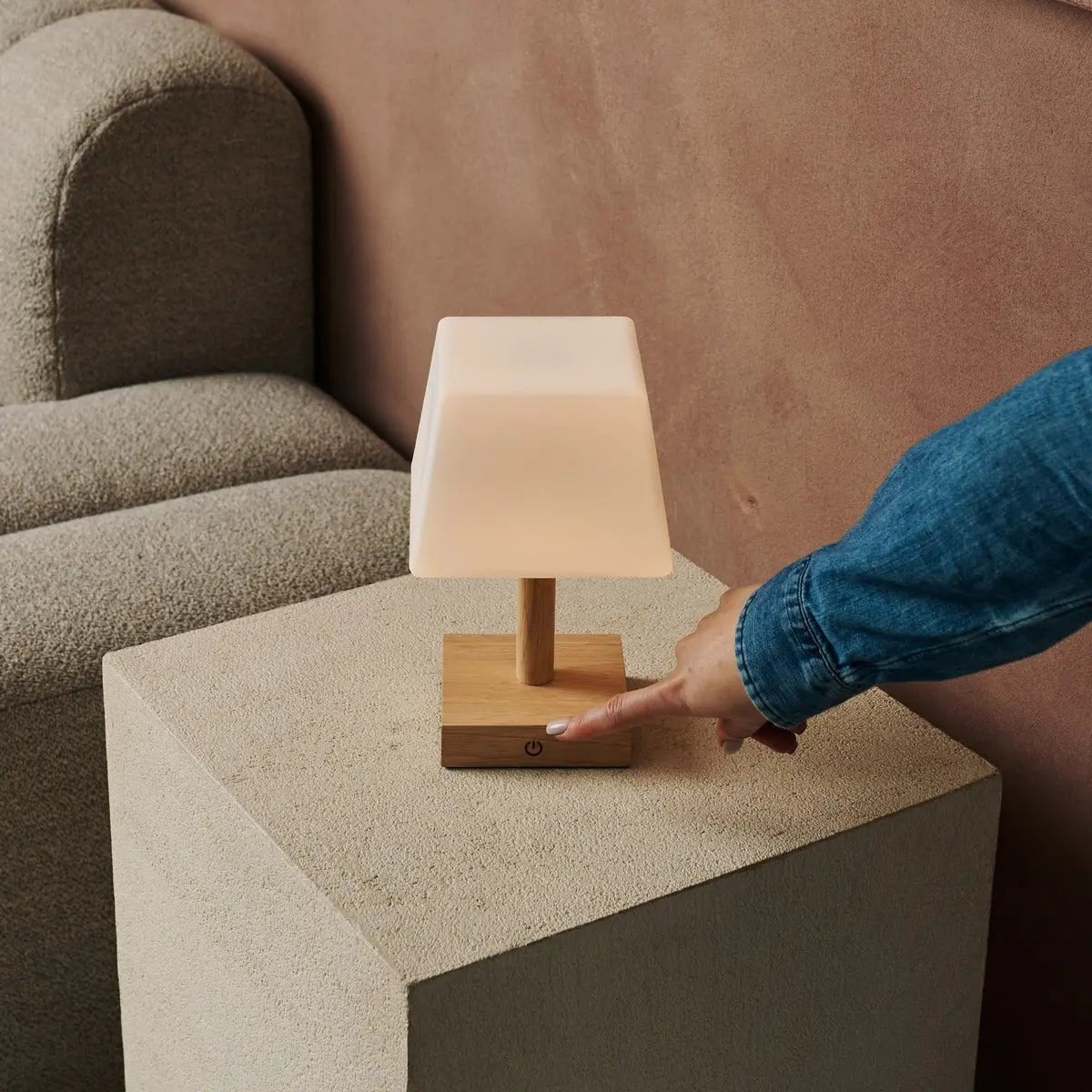 Tommy Light Brown – Dimmable lamp with modern light brown wood finish