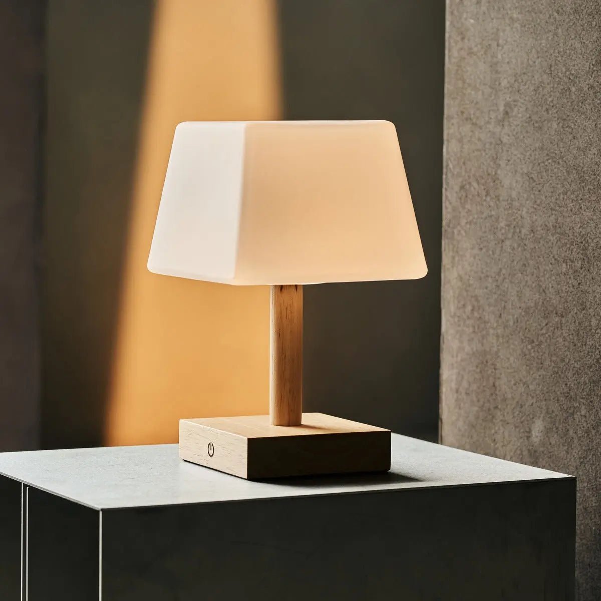 Tommy Light Brown – Rechargeable bedside lamp with simple touch control