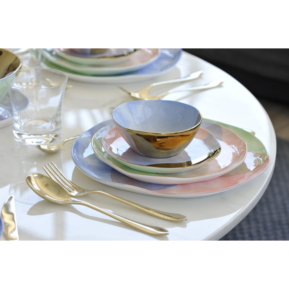 Tricolore plat porseleinen bord – Kleurrijk rond ontwerp 21x21x2 cm