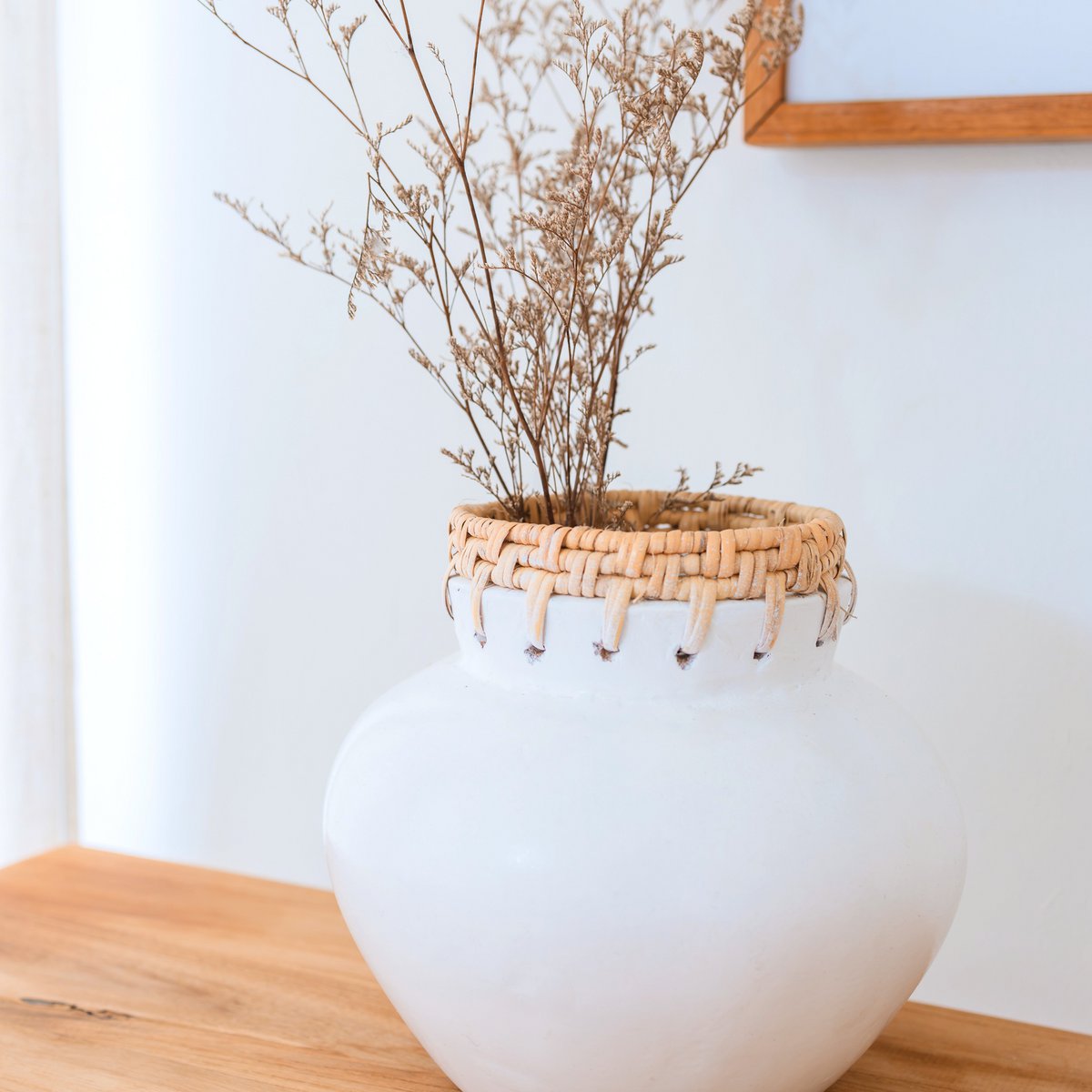 TUBAN White Clay Vase – Handmade Vase with Rattan Detail - CozyVibe.eu