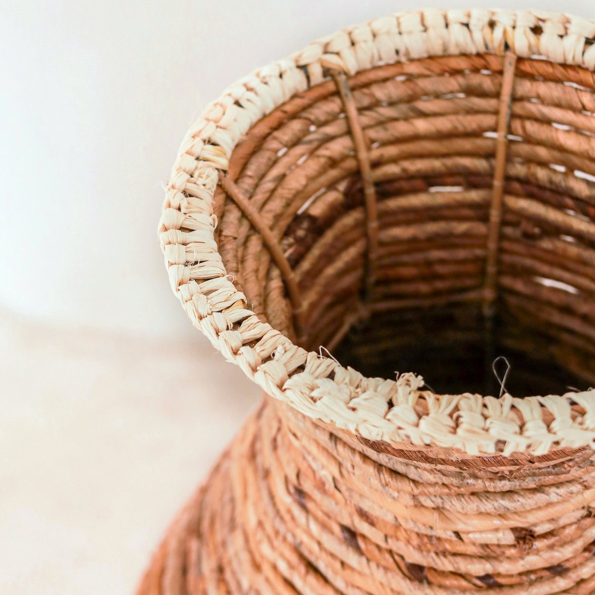 TUMBAK vaas – Bananenvezel met raffia-accenten